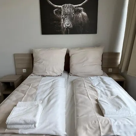 Emilia 24h Check-in, Free Parking And Wifi Hotel apartamentowy 3*