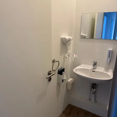Апарт-отель Emilia 24h Check-in, Free Parking And Wifi Баргтехайде