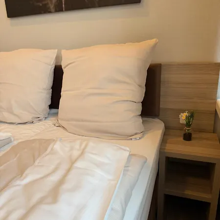 Emilia 24h Check-in, Free Parking And Wifi 3*