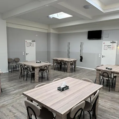 Emilia 24h Check-in, Free Parking And Wifi Hotel apartamentowy 3*