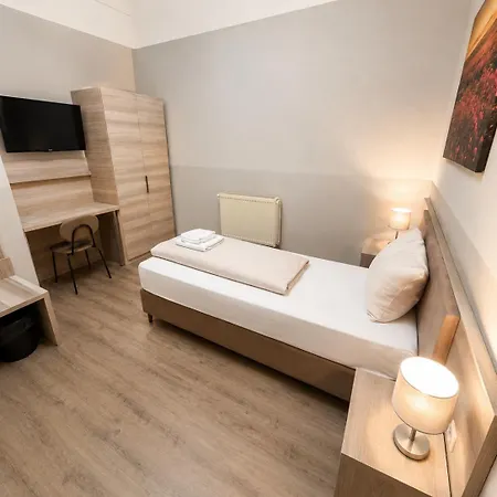 Emilia 24h Check-in, Free Parking And Wifi 3*